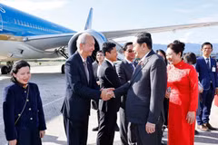 The farewell ceremony for National Assembly Chairman Tran Thanh Man (R) and his spouse at Geneva International Airport, Switzerland, on July 30. (Photo: VNA)