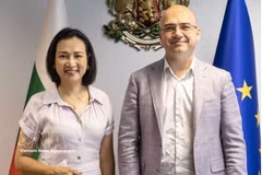 Vietnamese Ambassador to Bulgaria Nguyen Thi Minh Nguyet (L) and Bulgarian Minister of Tourism Ilin Dimitrov. (Photo: VNA)