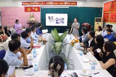 Nguyen Ngoc Hang from Save the Children speaks at the conference (Photo: VNA)