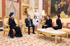 General Secretary of the Communist Party of Vietnam Central Committee and State President To Lam and his spouse Ngo Phuong Ly (L) meet with King Maha Vajiralongkorn and Queen Suthida. (Photo: VNA)