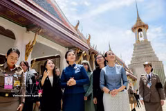 Vietnamese Party General Secretary and State President To Lam's spouse Ngo Phuong Ly (C) and Thananon Charnvirakul, spouse of Prime Minister Anutin Charnvirakul, visit historical sites within the grounds of the Thai Grand Palace. (Photo: VNA)