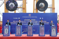 State President Luong Cuong (C) and other delegates press the button to inaugurate Lach Huyen International Container Terminals No.3 & No.4 (Photo: VNA)