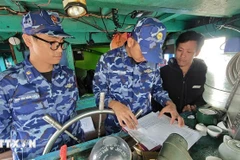 Officers of the Vietnam Coast Guard Region 2 Command step up communications efforts to encourage fishermen to comply with anti-IUU fishing regulations. (Photo: VNA) 