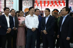 General Luong Tam Quang (second from right) inspects election preparations at Thuan Hoa ward, Hue city. (Photo: VNA)