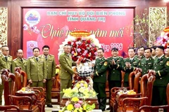 Officers of the public security forces of Salavan, Khammuon and Savannakhet provinces extend New Year greetings to officers and soldiers of the Quang Tri provincial Border Guard Command (Photo: VNA)