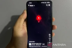 Resident shows a viral video clip of a loud boom accompanied by the appearance of a fireball in the sky over Cirebon, West Java, on October 5 (Photo: en.antaranews.com)