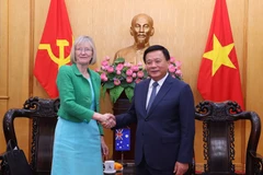 Prof. Dr. Nguyen Xuan Thang, (right) Politburo member, President of the Ho Chi Minh National Academy of Politics, and Chairman of the Central Theory Council, receives Australian Ambassador to Vietnam Gillian Bird on June 10. (Photo: VNA)