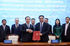 Standing Vice Chairman of the Ho Chi Minh City People’s Committee Nguyen Loc Ha (R) and Vice Chairman of the Champasak provincial Administrative Committee Phimpone Phandanuvong sign an MoU on cooperation between the two localities for the 2026-2030 period. (Photo: VNA)