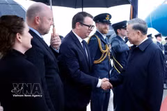 New Zealand officials welcome Party General Secretary and President To Lam (R) at Auckland International Airport. (Photo: VNA)