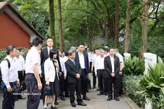 The delegation of the Communist Party of Vietnam visits the Hongyan Memorial Museum, which preserves photographs and artifacts related to President Ho Chi Minh's revolutionary activities in China. (Photo: VNA)
