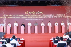 Prime Minister Pham Minh Chinh (centre) and other delegates attend the groundbreaking ceremony for the Ninh Binh–Hai Phong Expressway Project’s section passing through Nam Dinh and Thai Binh provinces. (Photo: VNA)