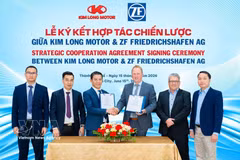 Representatives of Kim Long Motor and ZF Group sign strategic cooperation agreement on June 15. (Photo: VNA)