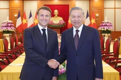 Party General Secretary To Lam (R) receives French President Emmanuel Macron in Hanoi on May 26, 2025. (Photo: VNA)