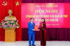 Bui Thi Quynh Van (R), member of the Party Central Committee and Deputy Chairwoman of its Organisation Commission, presents the decision appointing Vo Trong Hai to the position of Deputy Secretary of the Nghe An provincial Party Committee. (Photo: VNA)