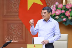 Prime Minister Le Minh Hung speaks at the working session with the Ministry of Education and Training. (Photo: VNA)
