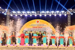 Delegates cut ribbon to open the 'Colours of Land of Ancestors Tourism - Phu Tho 2025' art programme and “Phu Tho – Travel to Love” tourism promotion programme. (Photo: VNA)
