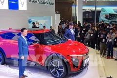 Pham Sanh Chau (left), CEO of VinFast Asia, and Ashwin Ashok Patil, Deputy CEO of Sales and Marketing of VinFast India, at the launch of the VF7 model. (Photo: VNA)