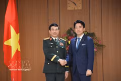 Japanese Defence Minister Shinjiro Koizumi (R) welcomes Deputy Prime Minister and Minister of National Defence General Phan Van Giang. (Photo: VNA)