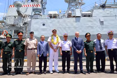 Officials at the welcome ceremony for the Canadian Navy’s HMCS Charlottetown frigate at Tien Sa Port in Da Nang on May 15 (Photo: VNA)