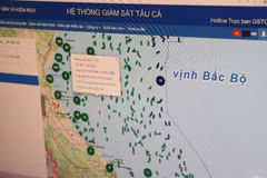Monitoring fishing vessel operations through the surveillance system. (Photo: VNA)