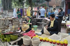 Handicrafts on display at the Temple of Literature (Photo: hanoimoi.com.vn)