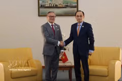 Minister of Foreign Affairs Le Hoai Trung (R) meets with Lao Deputy Prime Minister and Minister of Foreign Affairs Thongsavan Phomvihane on the sidelines of the 25th ASEAN–EU Foreign Ministers’ Meeting on April 28. (Photo: VNA)