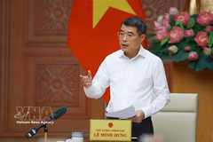 Prime Minister Le Minh Hung speaks at the working session with the State Bank of Vietnam on April 29. (Photo: VNA)
