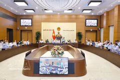 The National Assembly Standing Committee votes and approves the submission of the proposals on the establishment of Quang Ninh and Bac Ninh cities to the 16th-tenure legislature. (Photo: VNA)