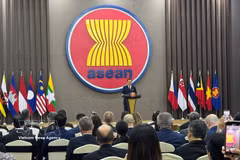 Thai Prime Minister Anutin Charnvirakul delivers the policy speech at the ASEAN Secretariat in Jakarta on August 4. (Photo: VNA)
