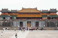 A large number of visitors tours Ngo Mon (Noon Gate) at the Hue Imperial Citadel. (Photo: VNA)