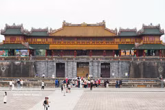 A large number of visitors tours Ngo Mon (Noon Gate) at the Hue Imperial Citadel. (Photo: VNA)