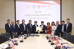 Representatives from the Vietnam Journalists Association and Thai Journalists Association pose for a photo. (Photo: VNA)