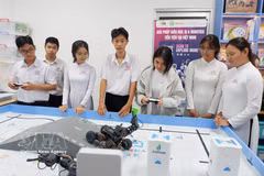 Students of the Tan An High School in Tay Ninh province practice at the school's STEM education laboratory. (Photo: VNA)