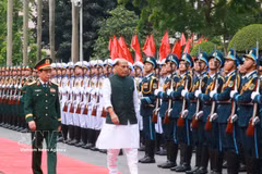 Deputy Prime Minister and Minister of National Defence General Phan Van Giang and Indian Defence Minister Rajnath Singh review the guard of honour of the Vietnam People's Army at the welcome ceremony for the latter in Hanoi on May 19, 2026. (Photo: VNA)