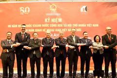 Vietnamese Ambassador to Germany Nguyen Dac Thanh (C) poses for a photo with guests at the ceremony. (Photo: VNA)