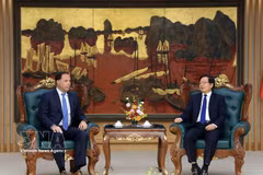 Deputy Prime Minister Ho Quoc Dung (R) receives Jeff Place, Chief Supply Chain Officer of Coherent Corp. (Photo: VNA)