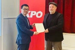 Vietnamese Ambassador to Austria Vu Le Thai Hoang (L) delivers a letter of appreciation from the CPV Central Committee for the congratulatory message sent on the occasion of the CPV’s 14th National Congress to Leader of the Communist Party of Austria (KPÖ) Günther Hopfgartner. (Photo published by VNA)