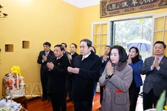 National Assembly Chairman Tran Thanh Man (C), and NA Vice Chairpersons Nguyen Khac Dinh and Nguyen Thi Thanh offer incense in commemoration of President Ho Chi Minh. (Photo: VNA)