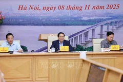 Prime Minister Pham Minh Chinh (C) presides over the 21st meeting of the State steering committee for national key projects in the transport sector. (Photo: VNA)