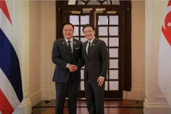 Singaporean Prime Minister Lawrence Wong (R) welcomes Thai Prime Minister Anutin Charnvirakul (Photo: thestar.com)