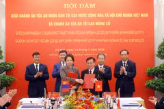 The Vietnam Court Academy and the Judicial Training, Research and Information Academy under the Supreme Court of Mongolia sign an MoU on March 4. (Photo: VNA)