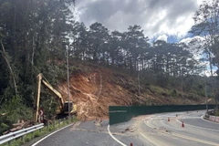 Prenn Pass, the main gateway to Da Lat, is blocked by a serious landslide at noon on December 3 in the Central Highlands province of Lam Dong. (Photo: VNA)