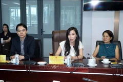 Secretary General of the Swiss-Viet Economic Forum Rachel Isenschmid (C) speaks at the working session with leaders of the People’s Committee of Vinh Long province on July 17. (Photo: VNA) 