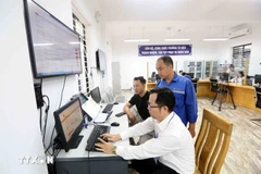 Staff of the Public Administration Service Centre of To Hieu ward, Son La province, handle administrative procedures for local residents. (Photo: VNA) 