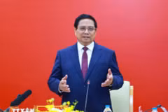 Prime Minister Pham Minh Chinh speaks at a meeting with leaders of Posts and Telecommunications Institute of Technology in Hanoi on April 24. (Photo: VNA)