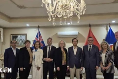 Vietnamese Ambassador to Australia Pham Hung Tam (fourth from right) and Sharon Claydon, Deputy Speaker of the Australian House of Representatives (fifth from right), together with the core members of the Australia-Vietnam Friendship Parliamentarians’ Group. (Photo: VNA). 