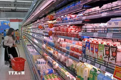 Consumers shop at a supermarket. (Photo: VNA)