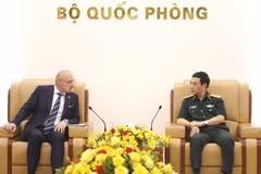 Deputy Prime Minister and Minister of National Defence General Phan Van Giang (R) receives Croatian Minister of Foreign and European Affairs Gordan Grlić Radman. (Photo: VGP)