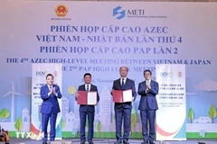 The Bank for Investment and Development of Vietnam (BIDV) and the Japan Bank for International Cooperation (JBIC) exchange their MoU on cooperation at the meetings. (Photo: VNA)