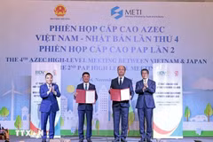 The Bank for Investment and Development of Vietnam (BIDV) and the Japan Bank for International Cooperation (JBIC) exchange their MoU on cooperation at the meetings. (Photo: VNA)